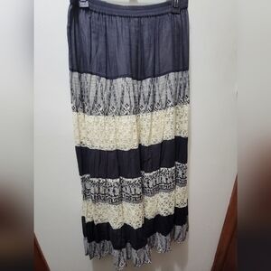HANNAH* Tiered NAVY BLUE AND IVORY LACE BROOMSTICK SKIRT SIZE S(fits 12).